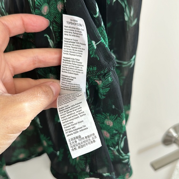 Topshop Blouse sheer black with green and pink flowers size 8 long sleeve - Picture 9 of 9